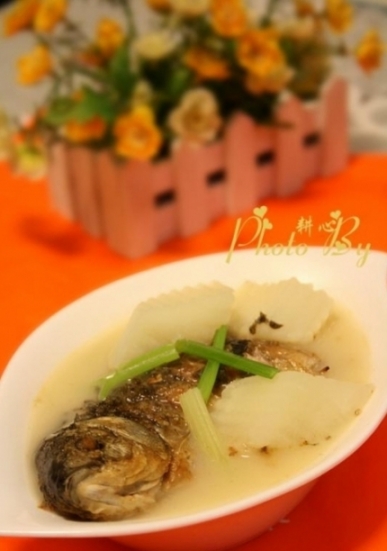 蘿蔔芹菜鯽魚湯