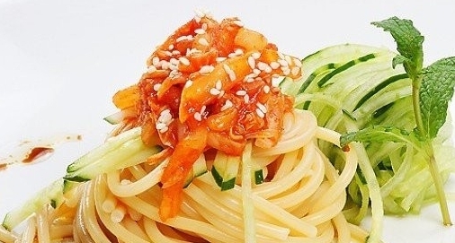 義大利麵條配韓國泡菜