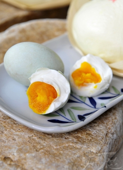 金黃流油的鹹鴨蛋