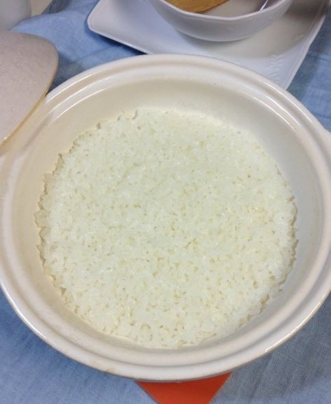 砂鍋白飯傳統的米飯新鮮嘗