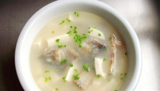 鱸魚身骨豆腐湯