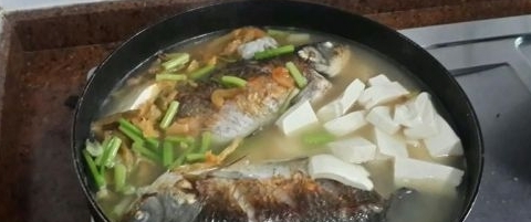 榨菜鯽魚豆腐湯