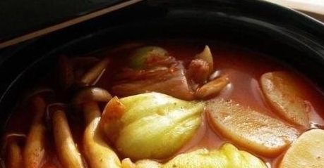 蟹味菇泡菜年糕湯