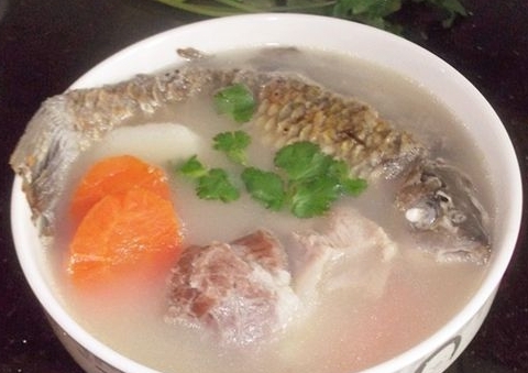 淮山胡蘿蔔鯽魚湯