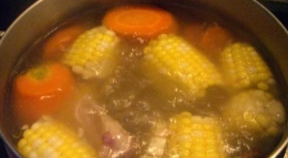玉米土豆扇骨湯