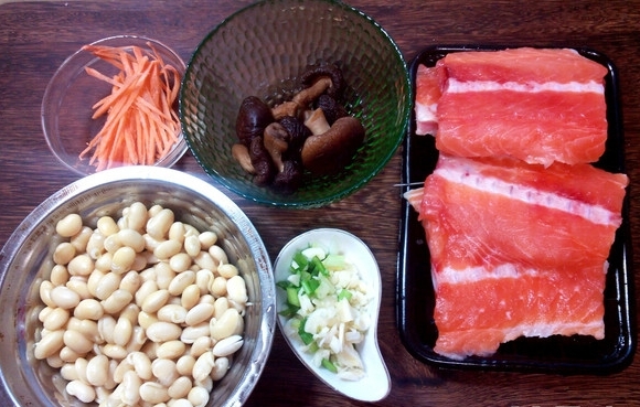 三文魚排燉黃豆