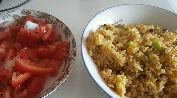 尖椒洋蔥雞蛋炒飯+冷凍糖拌西紅柿