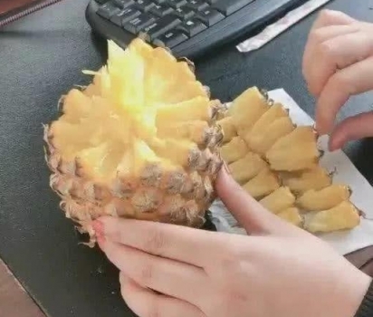 吃菠蘿真的不用削皮！看到水果攤大媽的這招，網友：真是活久見