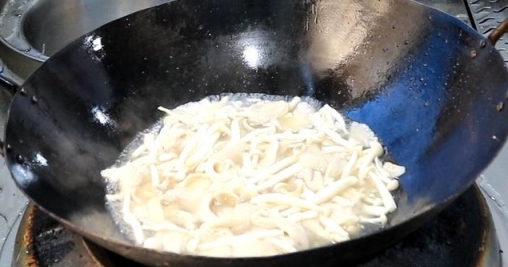 大廚教你紅燒雙菇最好吃做法，多加這一步，蘑菇鮮香軟嫩超級下飯