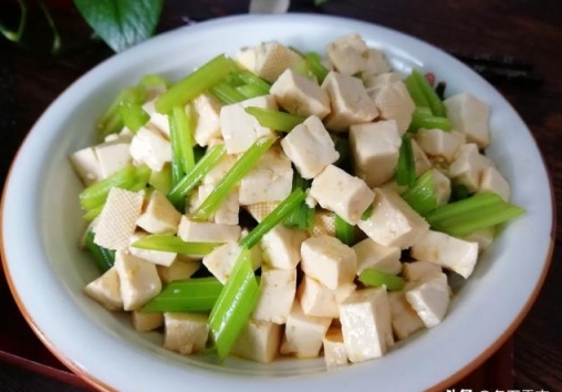 芹菜拌豆腐，最近減肥就吃這個菜，減肥效果不錯