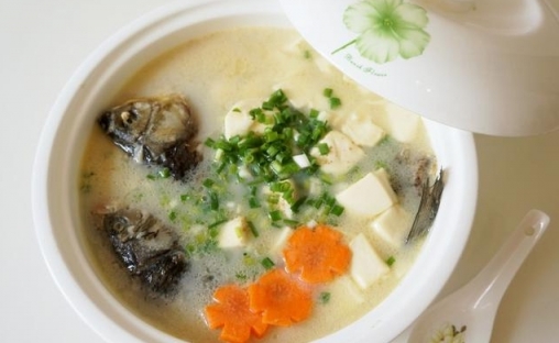奶白色的鯽魚豆腐湯的做法