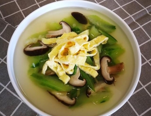 蛋皮香菇絲瓜湯的做法