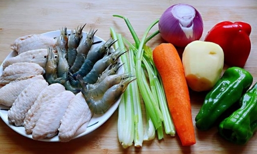 家庭版三汁燜鍋的做法，有蝦有雞翅，有菜有汁
