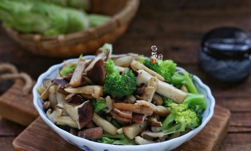 西蘭花炒豬肚菇的做法，這是一道減肥美食