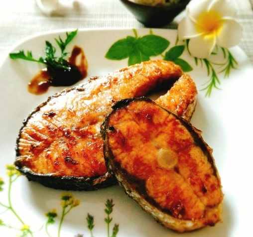 香煎鮭魚食譜，鮭魚燜飯更美味