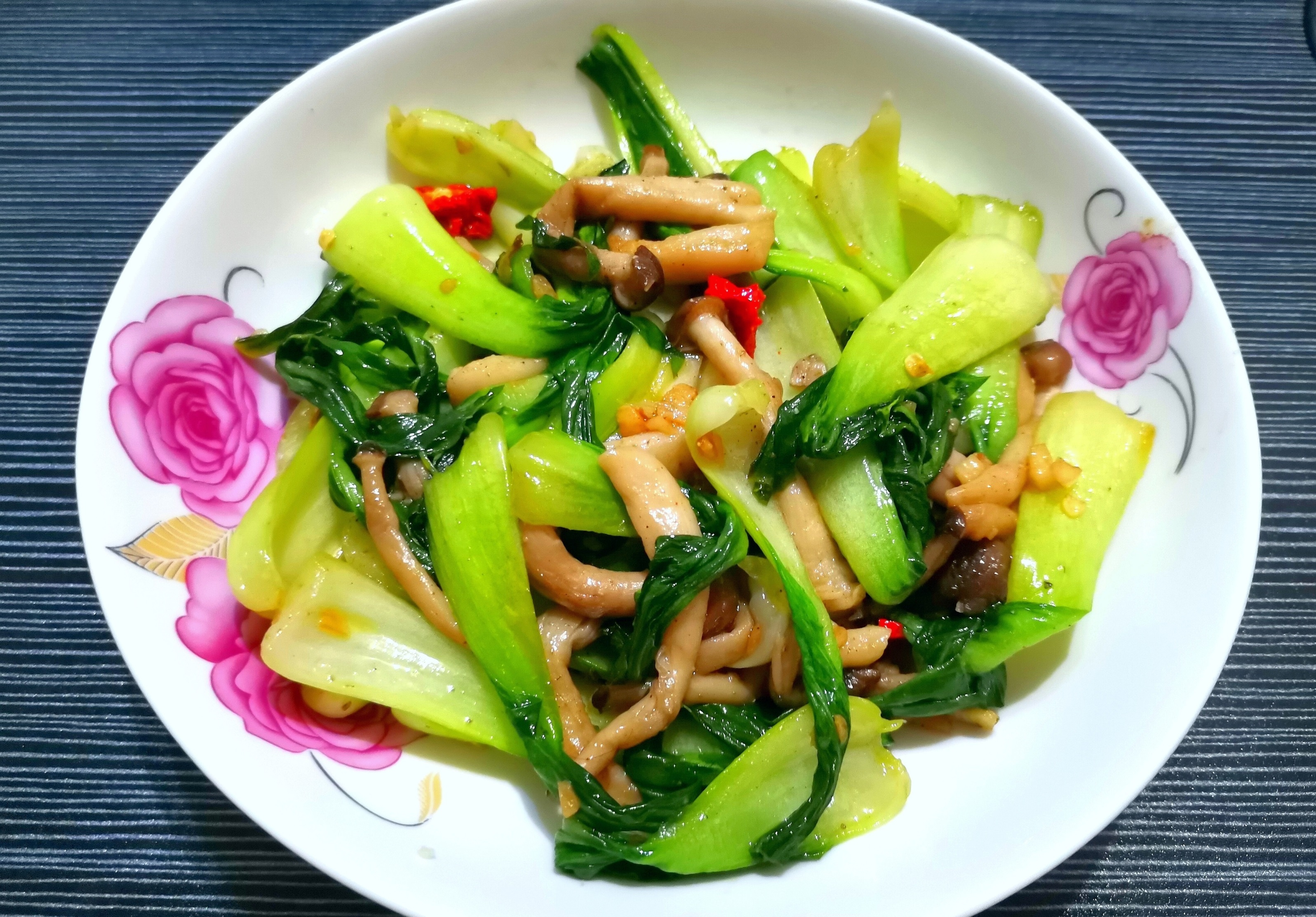 油菜蟹味菇做法，減肥的時節，搭配蟹味菇製成素菜，好吃還瘦身