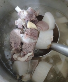白蘿蔔當歸羊肉湯。當歸羊肉湯的做法。羊肉湯的做法