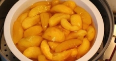 冰糖黃桃/黃桃罐頭，冰糖黃桃/黃桃罐頭的做法。黃桃的吃法
