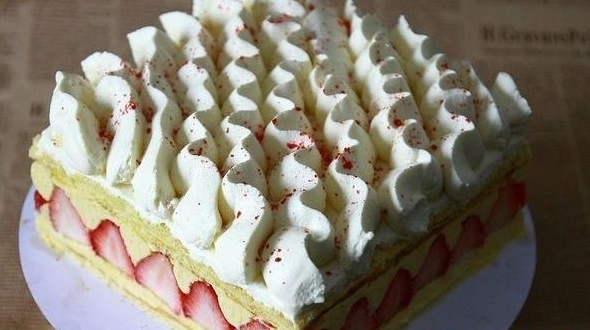 老式草莓奶油蛋糕