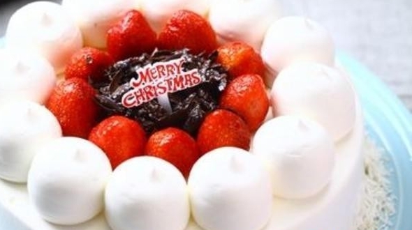 草莓裝飾奶油蛋糕