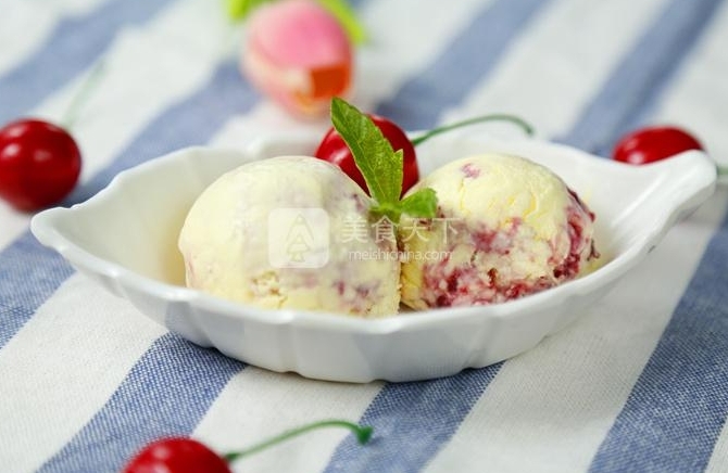 香草酸奶油櫻桃冰淇淋