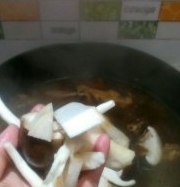 什錦菌菇土雞火鍋