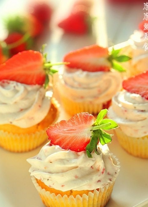 酸奶草莓蛋糕
