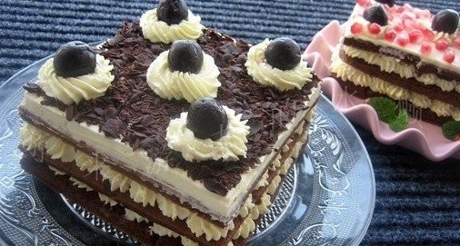 石榴籽裝飾巧克力蛋糕