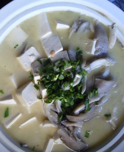 豆腐蘑菇鯽魚湯