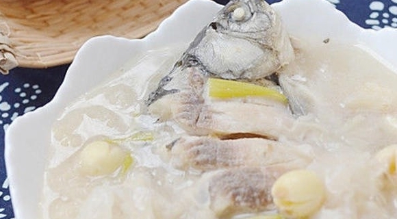 銀耳蓮子鯽魚湯