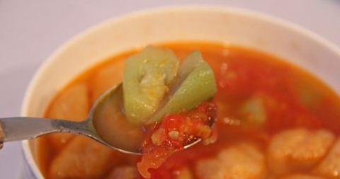 鮮美多彩的番茄絲瓜油麵筋湯