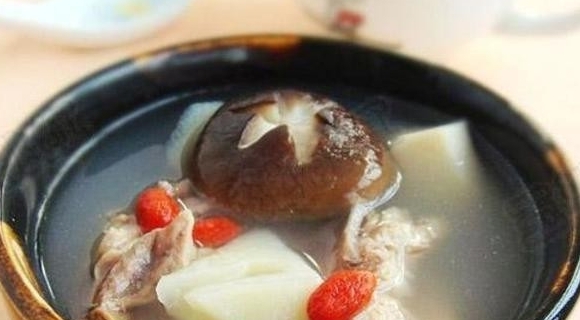 香菇春筍煲雞湯
