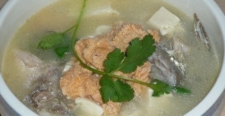 魚骨架豆腐湯