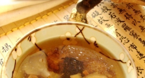 靈芝人蔘首烏煲瘦肉湯