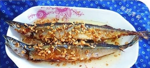 金蒜烤秋刀魚