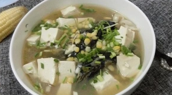玉米魚頭豆腐湯