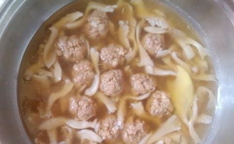 蘑菇肉圓湯