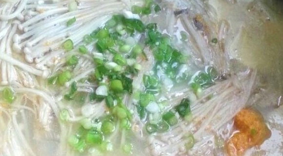 豆腐金針菇鯽魚湯