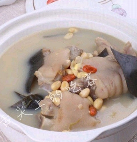 月子餐　海帶黃豆豬蹄湯