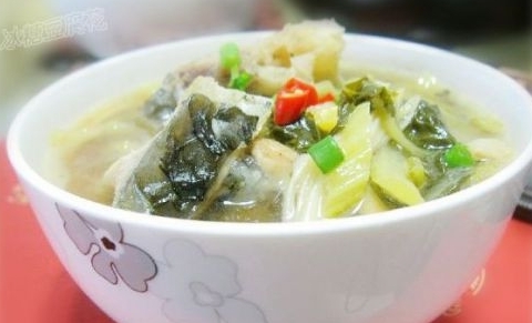黃花菜魚骨酸菜湯