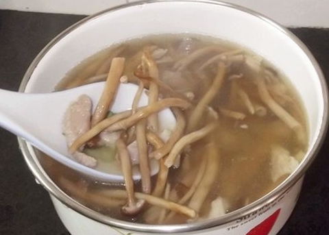 茶樹菇肉片湯