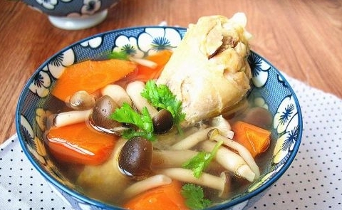 雞腿胡蘿蔔蘑菇湯