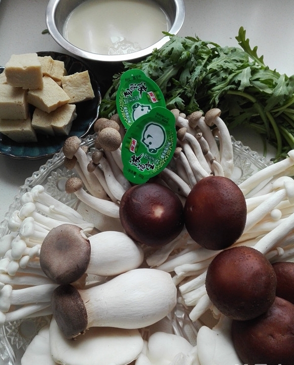 豆漿菌菇火鍋