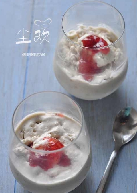 美味甜品草莓醬冰淇淋