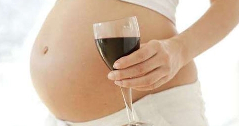 孕期喝點酒恐怕會影響胎兒發育遲緩
