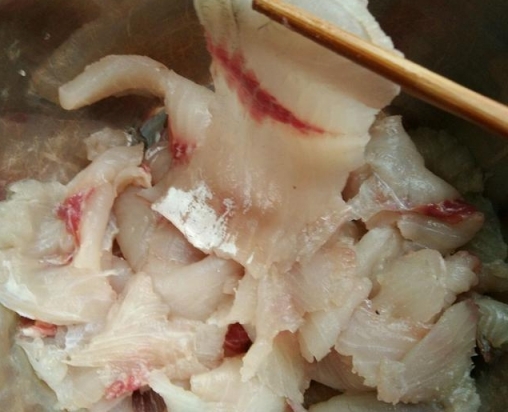 魚片這樣上漿之後，不管怎麼做都非常滑嫩有韌性，不容易碎