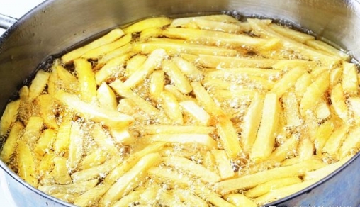炸薯條時，土豆直接炸是大錯特錯！多加這1步，薯條又脆又香