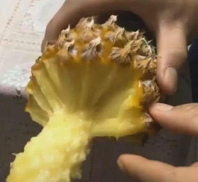 吃菠蘿真的不用削皮！看到水果攤大媽的這招，網友：真是活久見