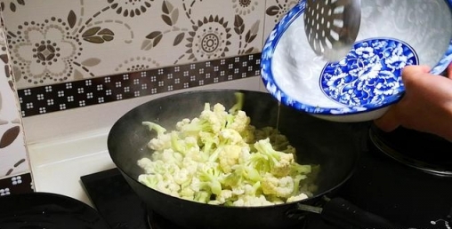 花菜別再直接下油鍋爆炒了，發苦又不入味，教你正確的炒花菜方法