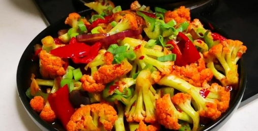 花菜別再直接下油鍋爆炒了，發苦又不入味，教你正確的炒花菜方法